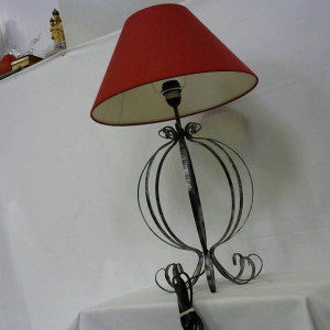 Lampe rouge pied en fer 