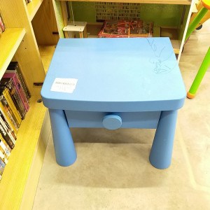 Table d'enfant bleue